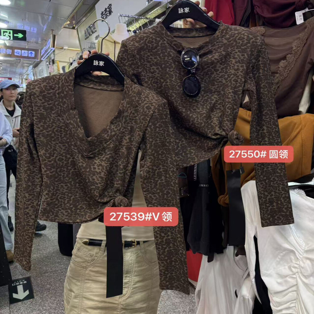 泳家冬季豹纹V领加绒垫肩打底T恤