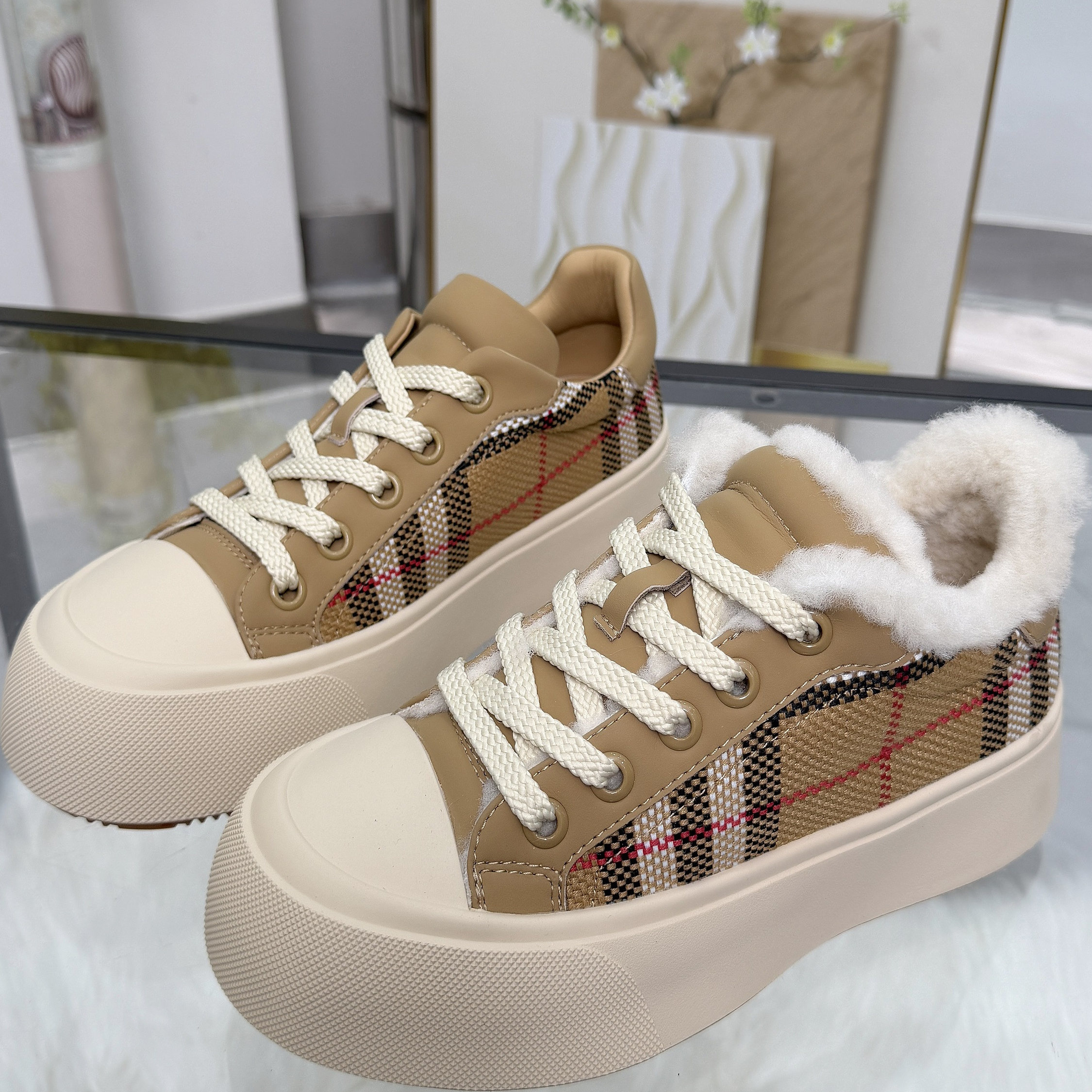 新款格纹滑板鞋真皮和真毛里贝壳头手工编织有凹凸感高奢手工2815