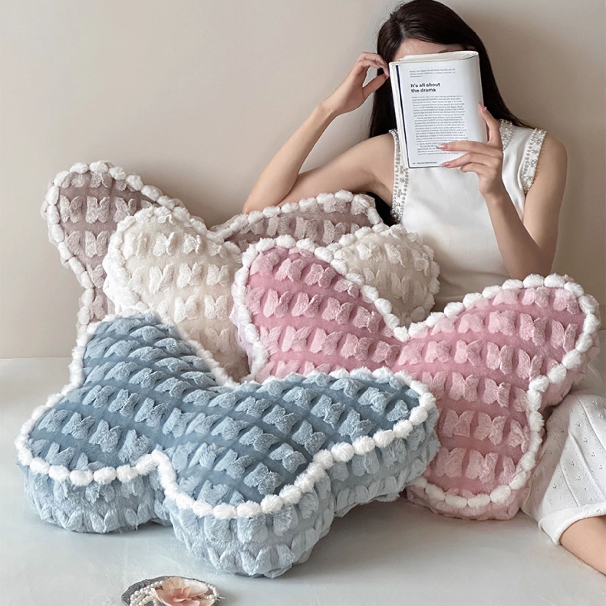 2025新款高级感蝴蝶异形抱枕客厅沙发毛绒靠垫轻奢办公室护腰靠背