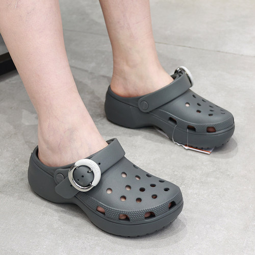 Crocs云朵彩扣沙滩洞洞凉拖鞋