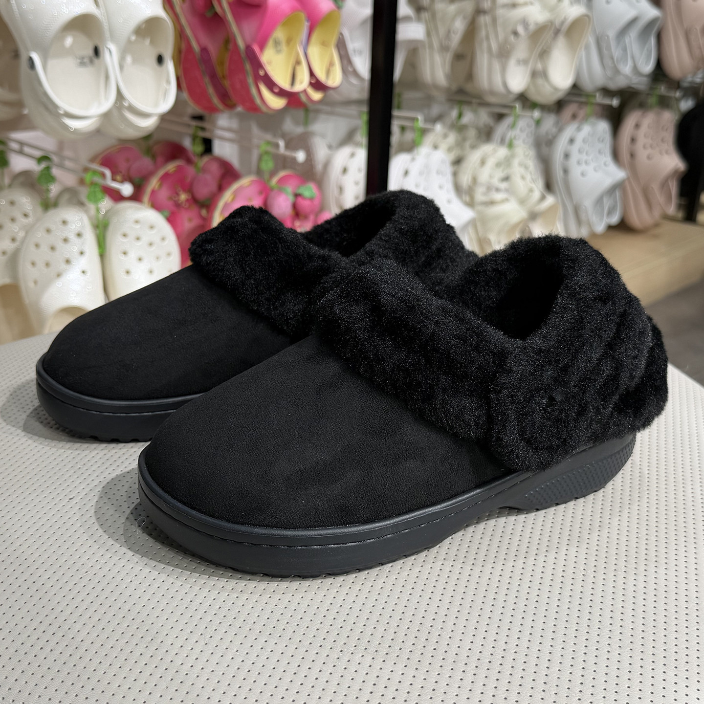 Crocs新款卡骆驰冬季经典雪绒仿麂皮加绒保暖棉洞洞女拖鞋212106