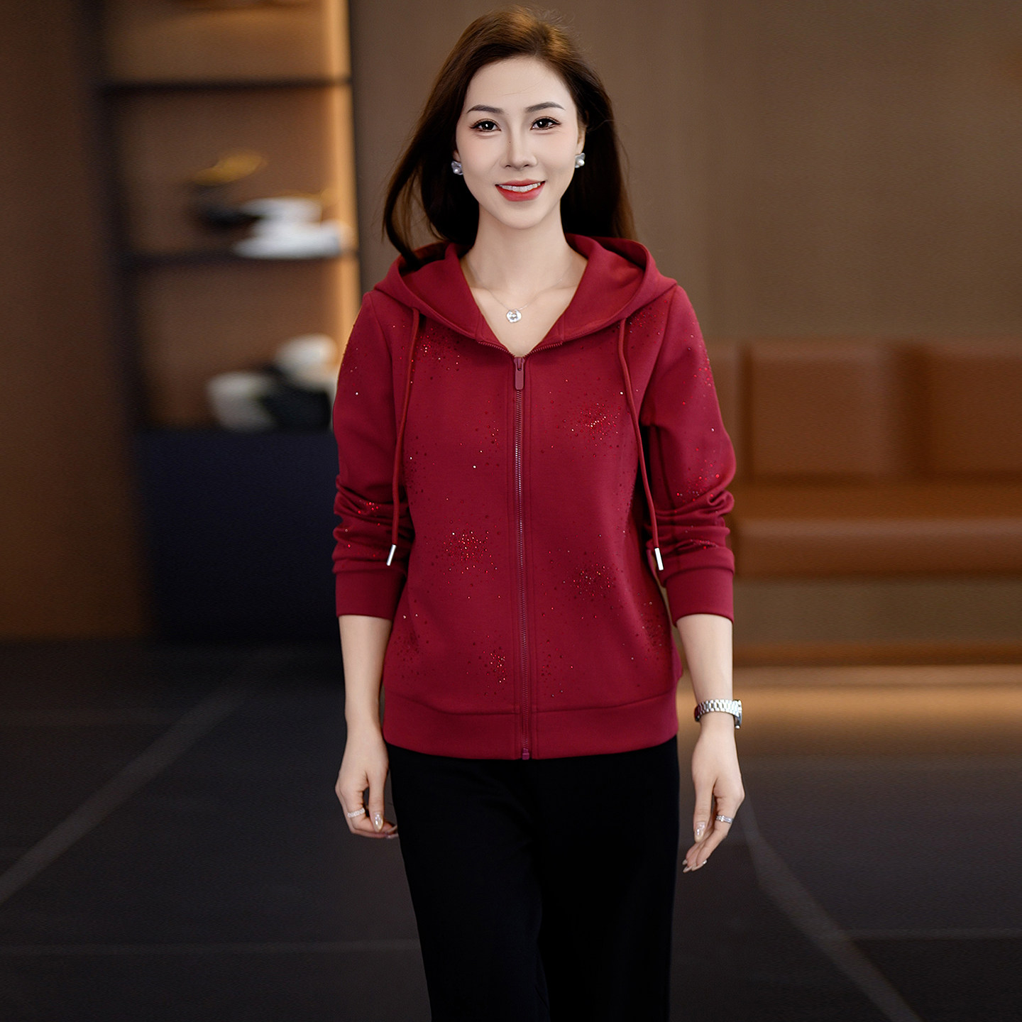 红色连帽烫钻显瘦运动套装女