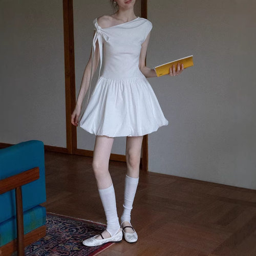 白色斜肩系带花苞连衣裙女夏小众少女风无袖简约气质显瘦a字短裙