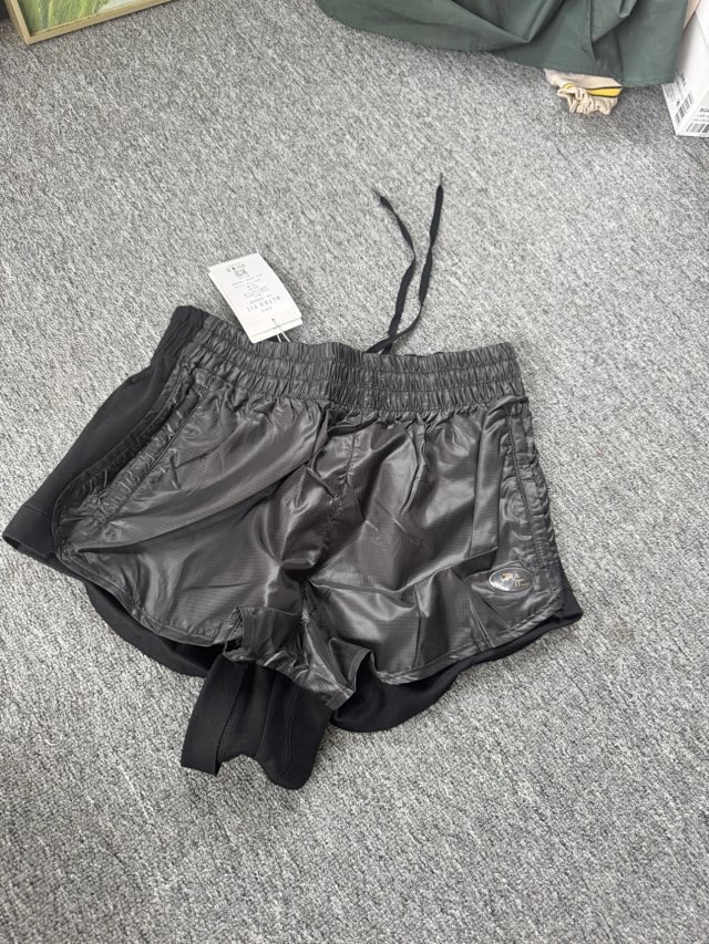 包邮 运动跑步瑜伽短裤休闲穿 很软 不闷 女士短裤拼接黑色酷酷