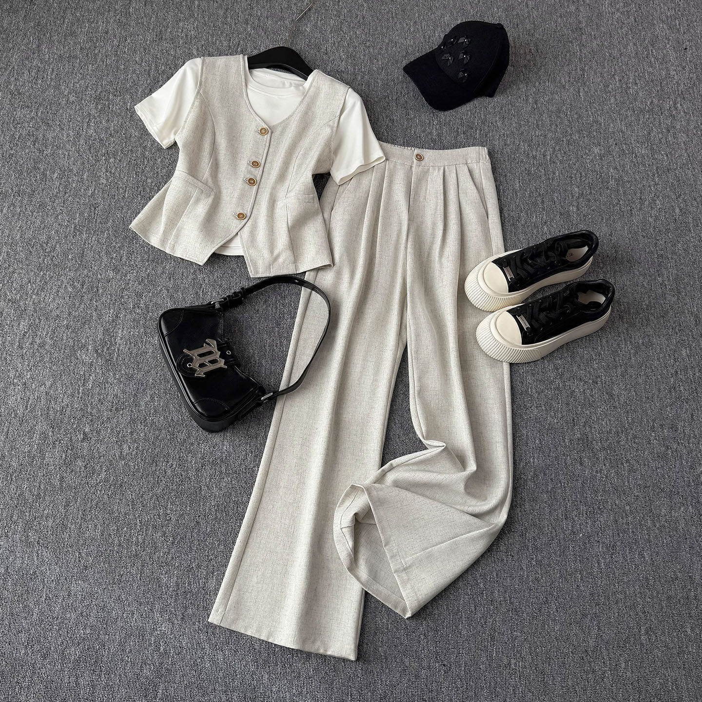 高级感休闲运动套装女春季圆领纽扣马甲上衣白色T恤阔腿裤三件套