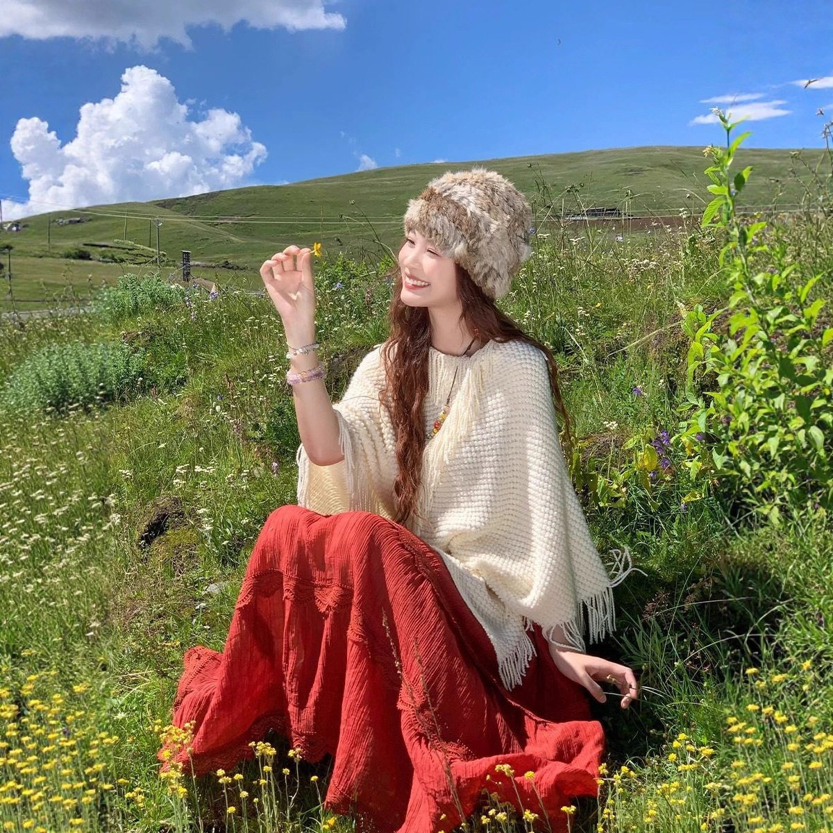 新疆云南草原穿搭波西米亚风复古红色吊带连衣裙子白色针织披肩女