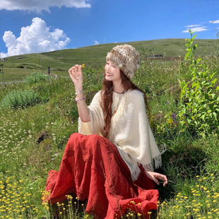 新疆云南草原穿搭波西米亚风复古红色吊带连衣裙子白色针织披肩女