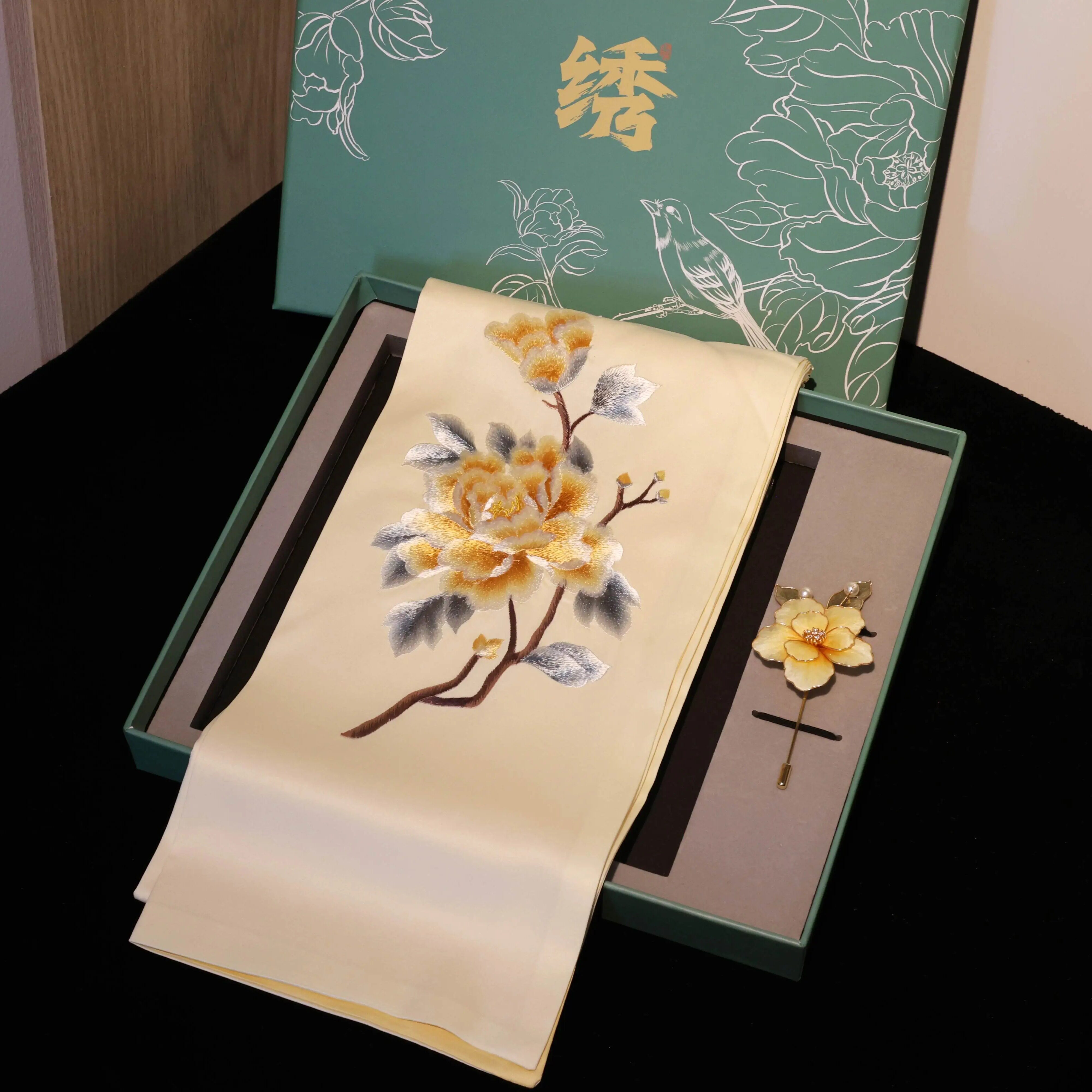 苏绣刺绣围巾非遗手工缠花胸针套装礼盒苏州刺绣特色送老外礼品