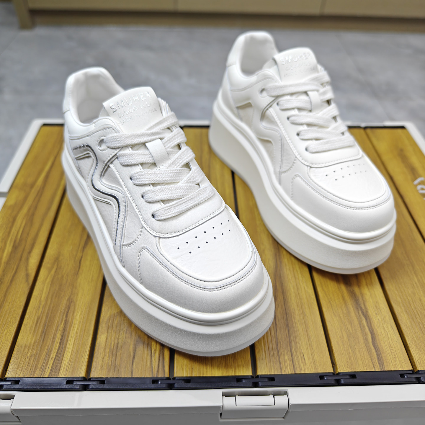 通勤厚底小白鞋女2026新款百搭显瘦板鞋圆头时尚增高系带休闲鞋子