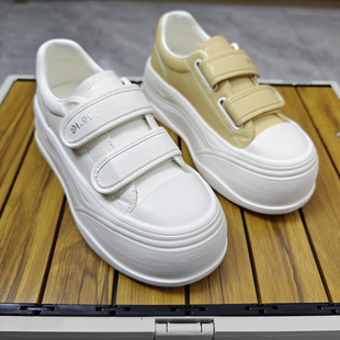 真皮魔术贴小白鞋女2026新款百搭厚底显脚小轻便软底轻便休闲板鞋