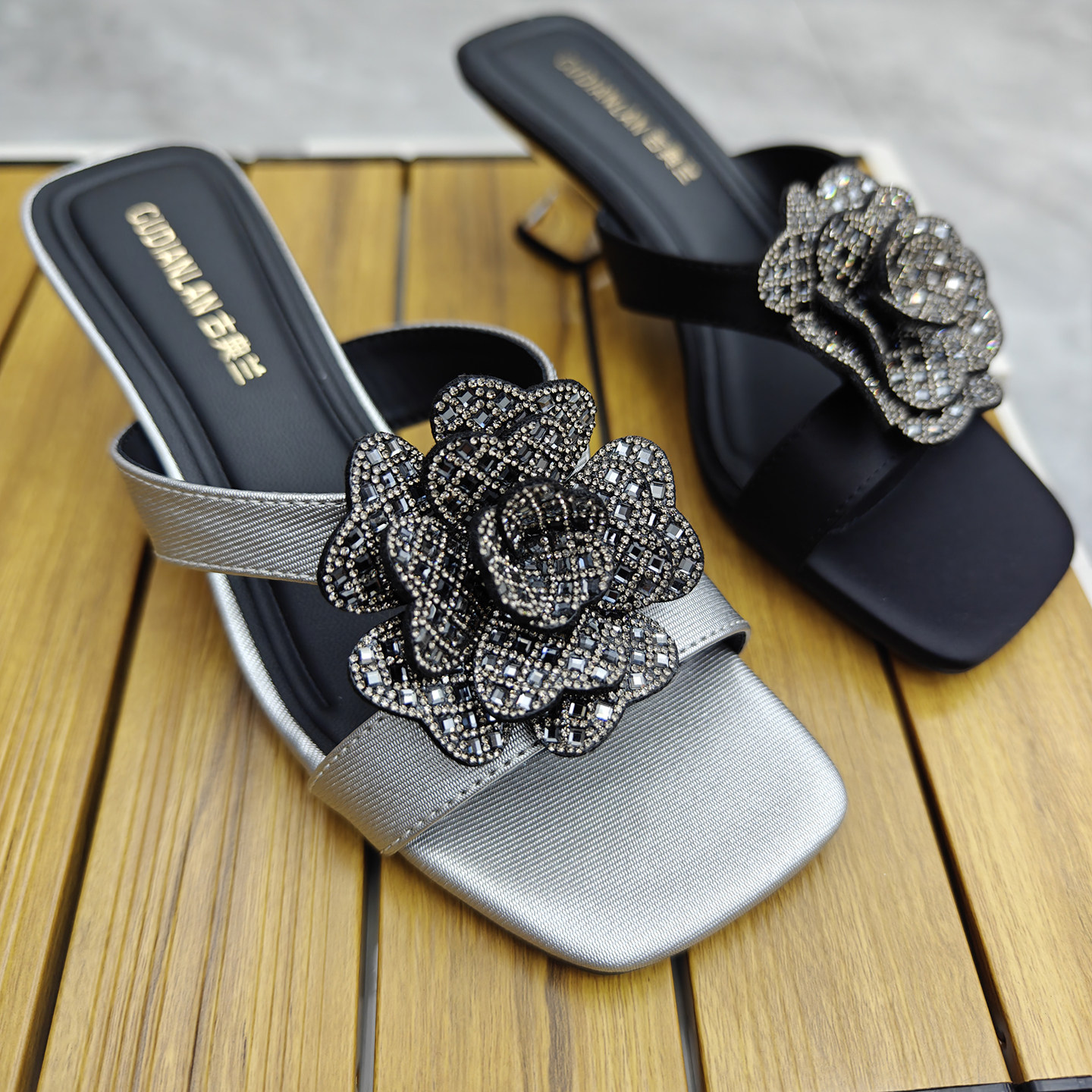 气质绝美山茶花凉拖鞋2026夏季外穿法式方头露趾一字拖鞋女配裙子