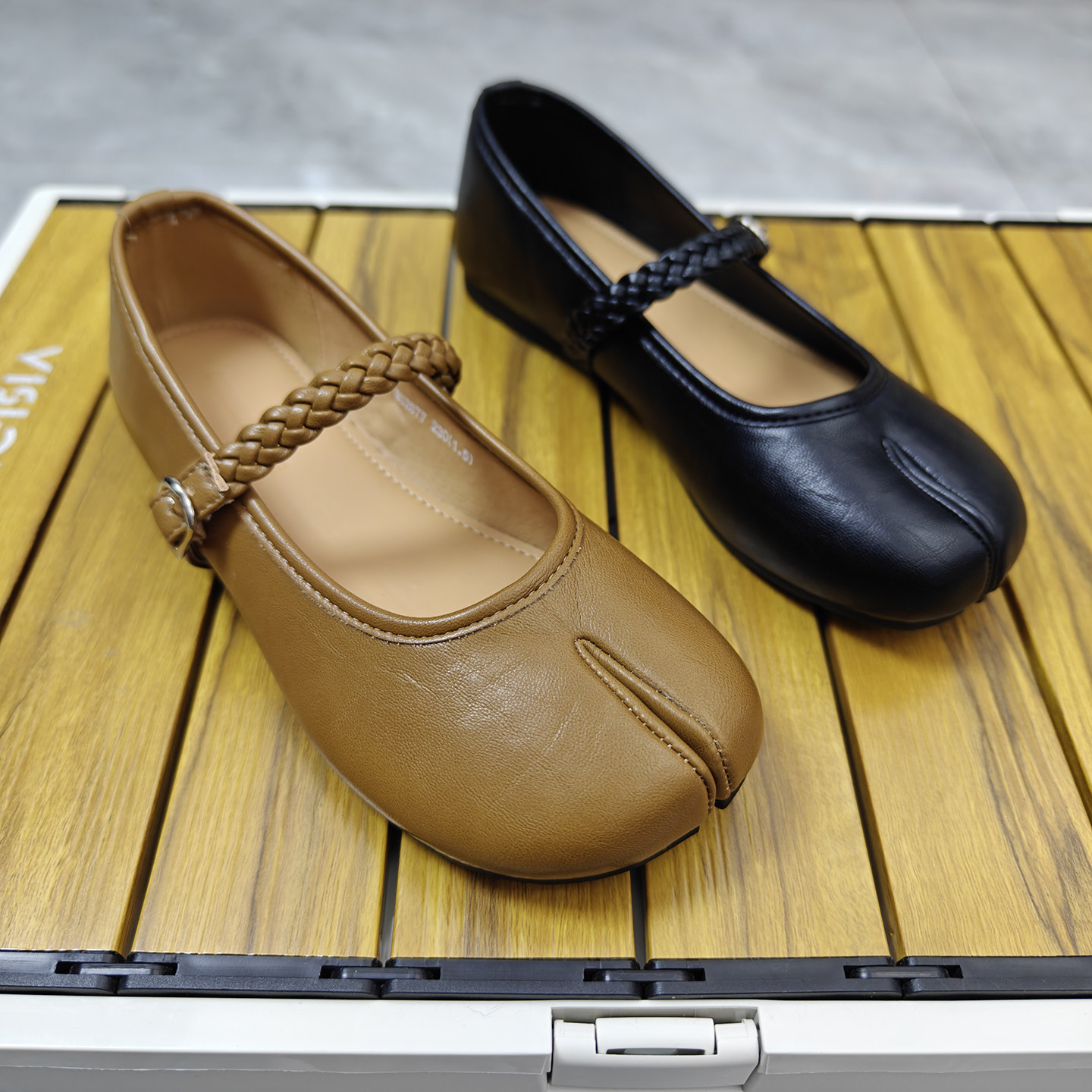 一字扣带玛丽珍鞋女鞋2026新款配裙子平底浅口单鞋舒适软底小皮鞋