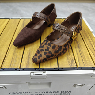 法式复古尖头粗跟玛丽珍单鞋女2026春季绒面一字带浅口低跟高跟鞋