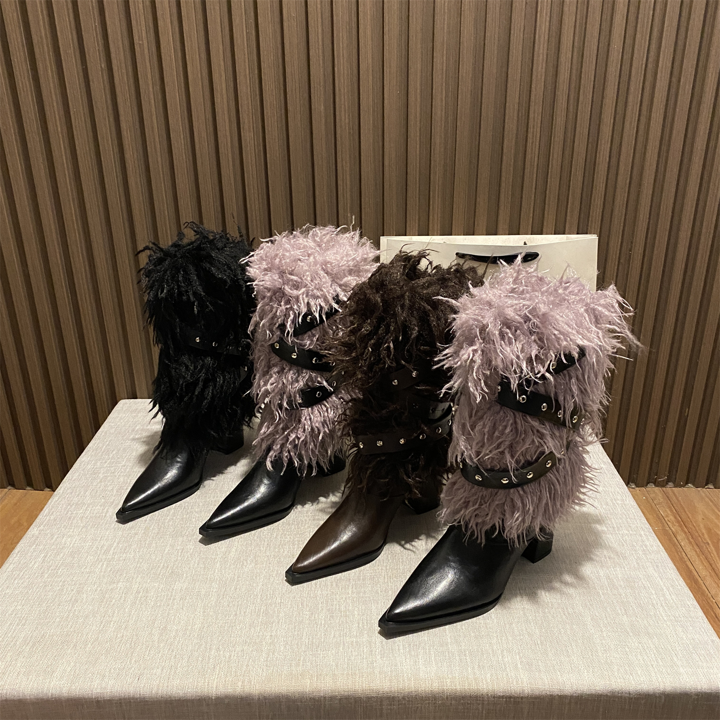 铆钉交叉绊带毛毛靴女粗跟尖头