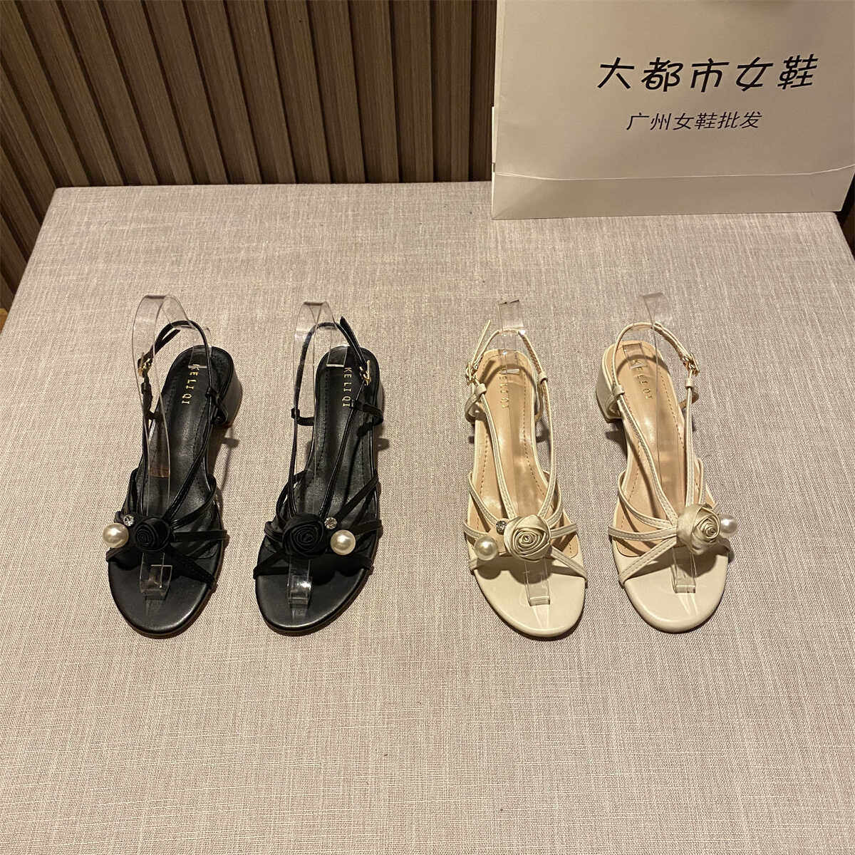 少女感2024新款春夏新款露趾花朵凉鞋珍珠钻石粗跟圆头罗马时装鞋