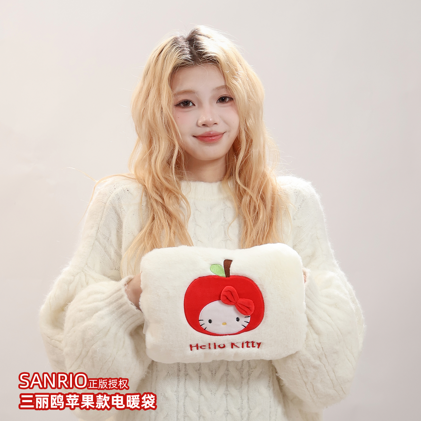 正版授权！凯蒂猫毛绒苹果热水袋
