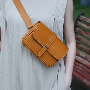 男女单肩斜挎包 大号手缝植鞣牛皮真皮扣条胸包 切線派