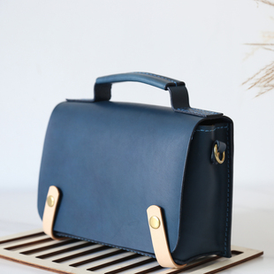 迷你公文包 极简斜挎休闲小方包男士 静谧蓝 切線派