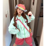 浅豆绿+玫红色短裤