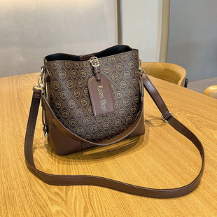 韩版印花包包女新款2024质感斜跨包大容量手提单肩真皮女士水桶包