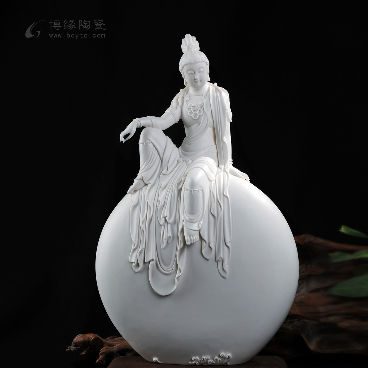 水月观音 德化白瓷传统观世音菩萨坐月亮像 家居佛堂装饰供奉摆件
