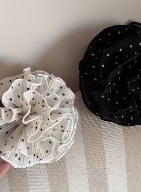 ins时尚白色波点褶皱布艺花团抓夹盘发半扎鲨鱼夹头饰女新款发饰