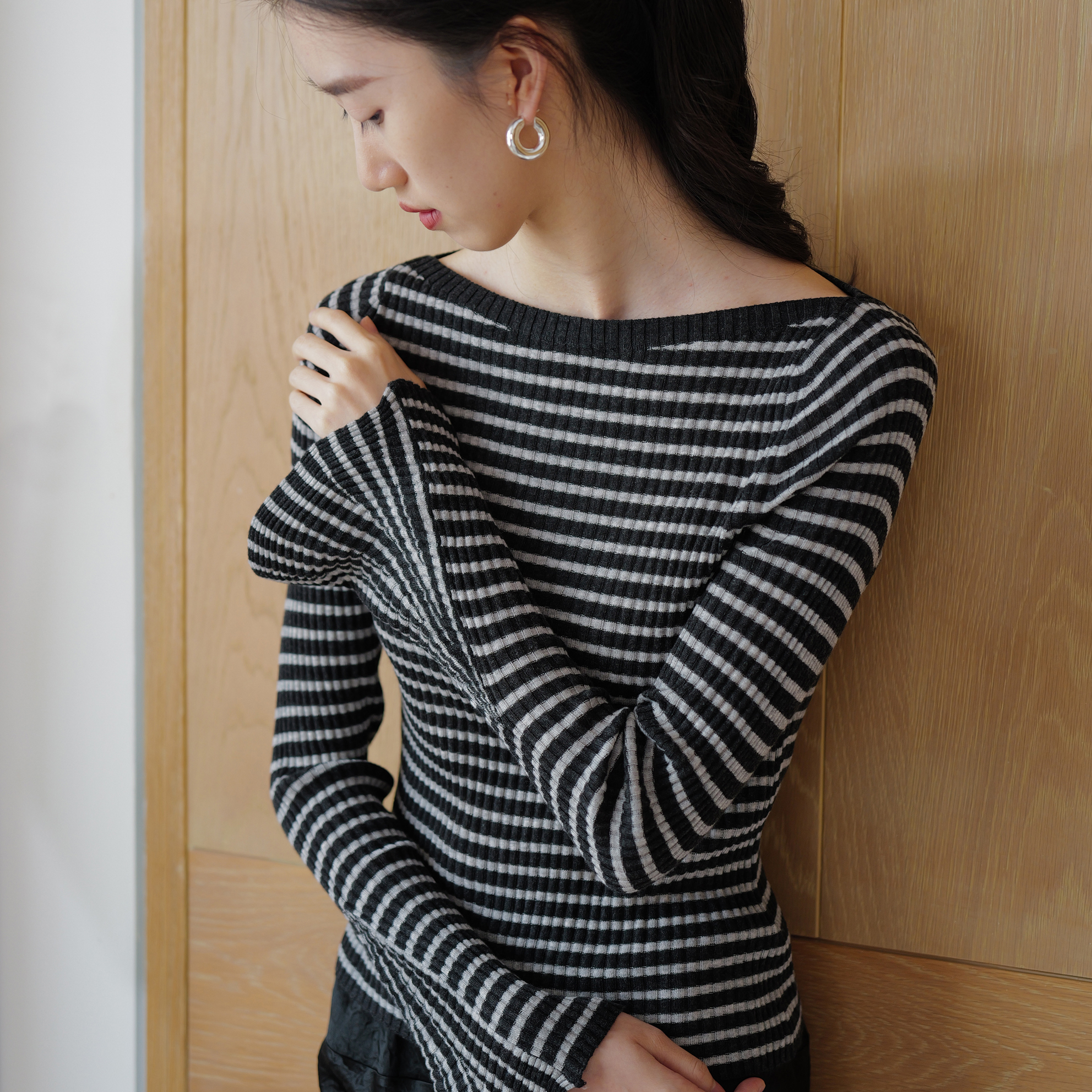 无有无印黑白条纹长袖喇叭袖一字领修身显瘦针织衫毛衣25172