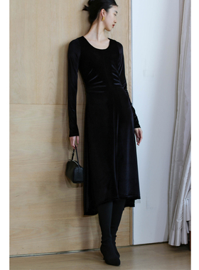 无有无印黑色丝绒弹力修身U领长袖连衣裙23358