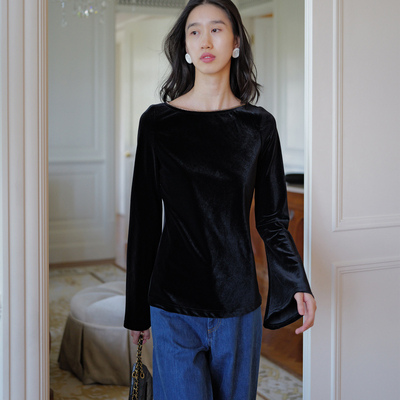无有无印黑色丝绒45度斜裁显瘦长袖喇叭袖一字领显瘦上衣M25140