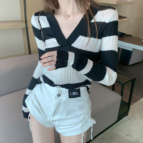 Real price V-neck striped sweater + high waist drawstring denim shorts