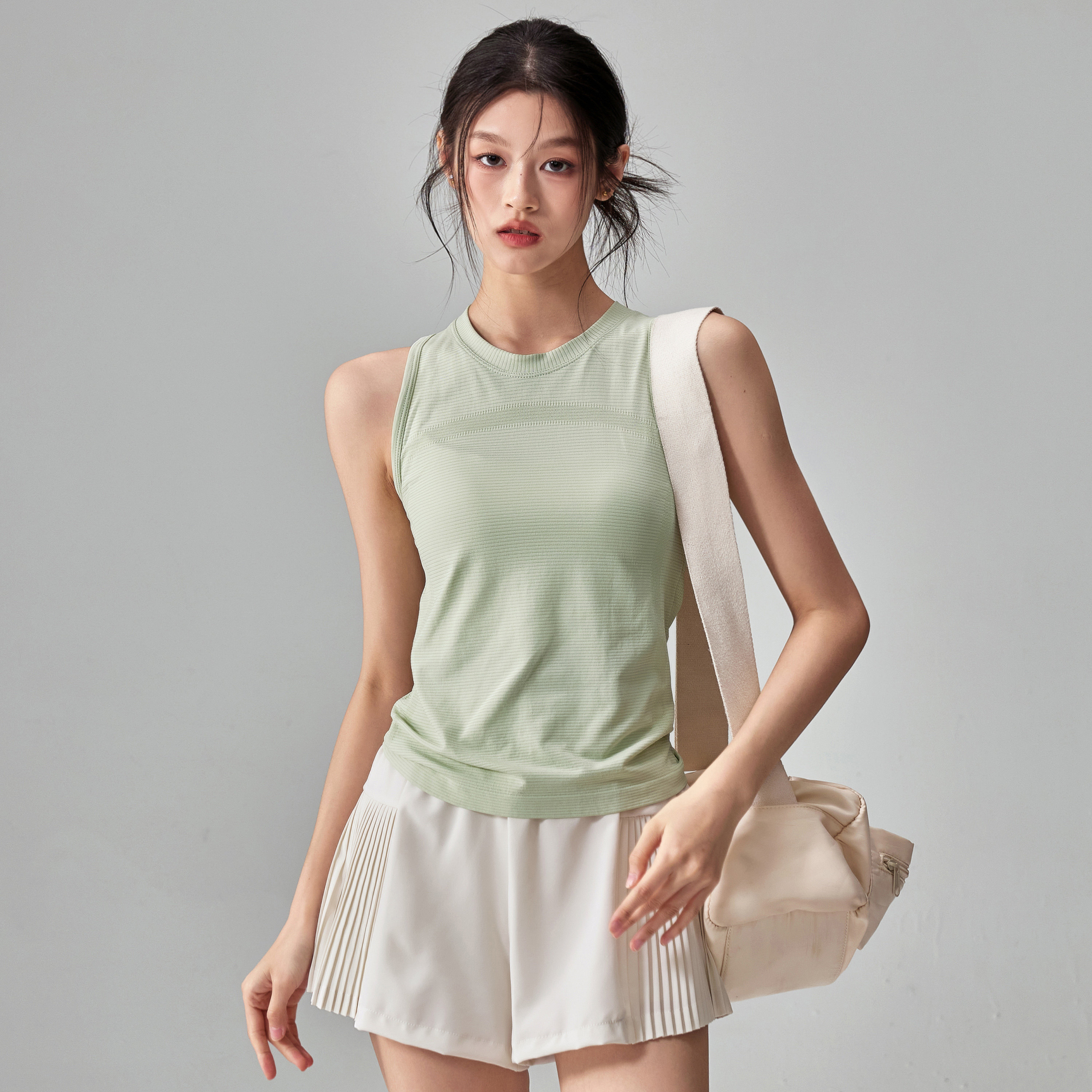 健身女孩薄款速干无袖瑜伽服背心图片