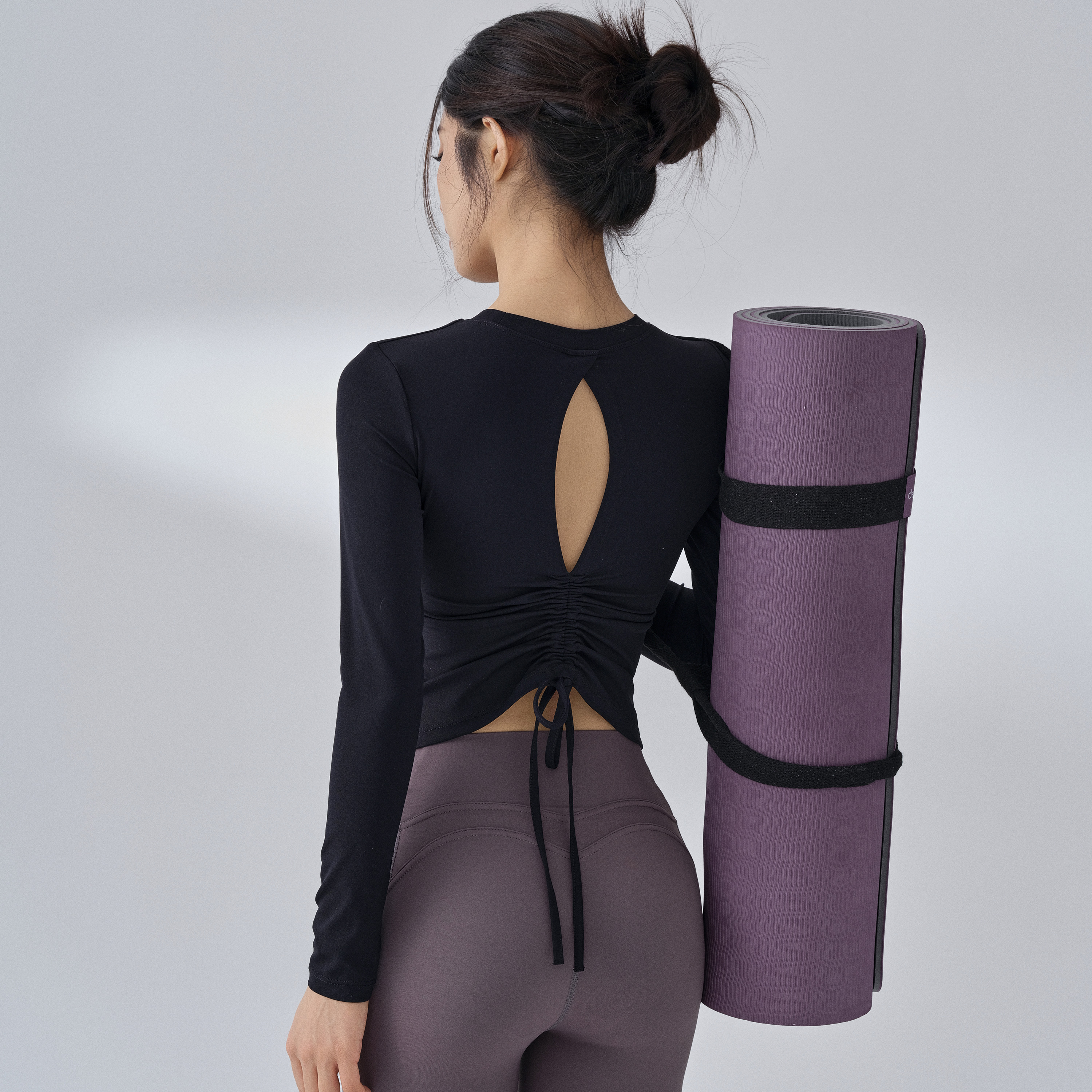 健身女孩长袖紧身含胸垫瑜伽上衣