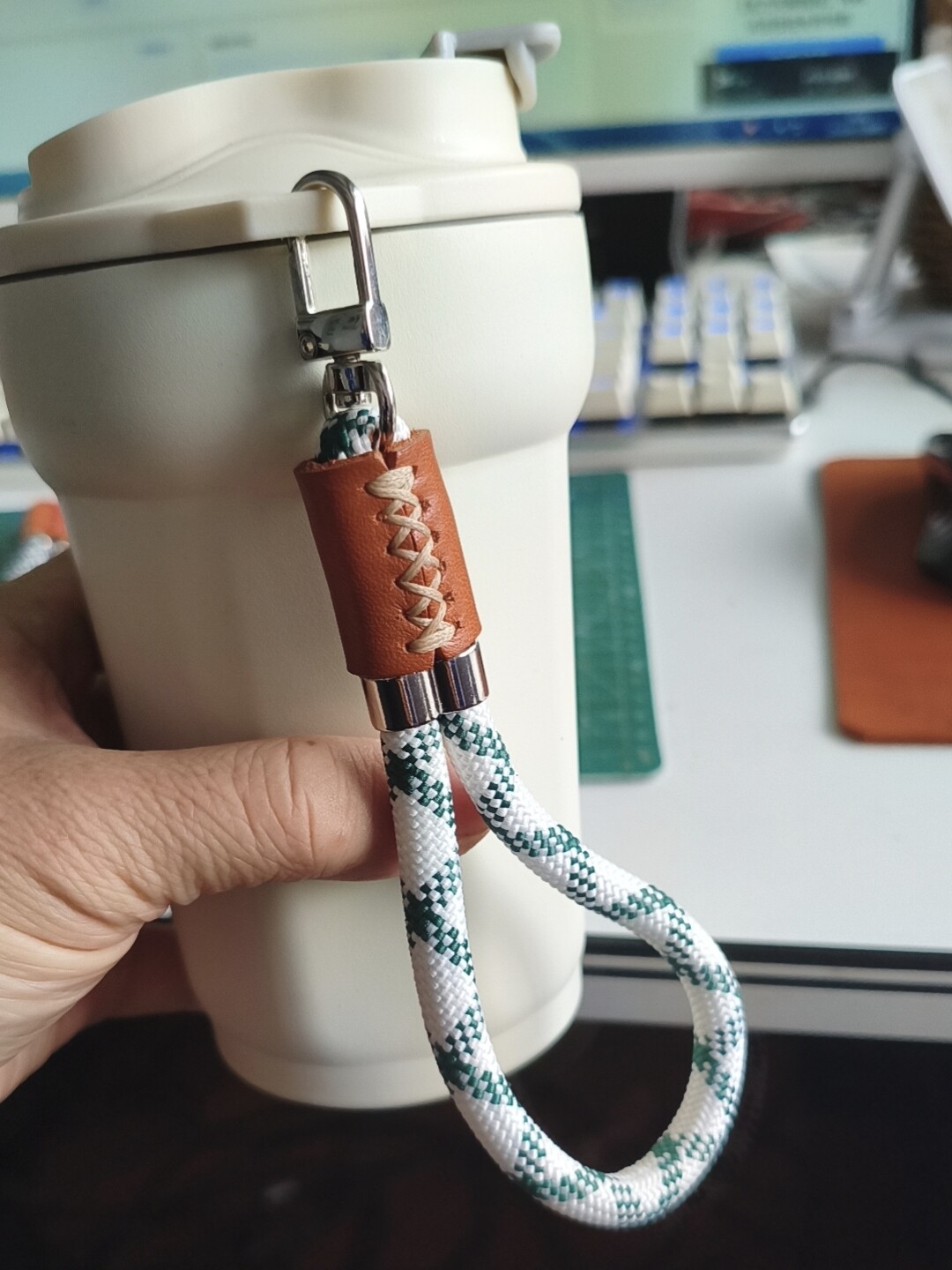 水杯带挂绳牛皮手缝配饰男女通用钥匙挂饰汽车钥匙扣挂件防丢手绳