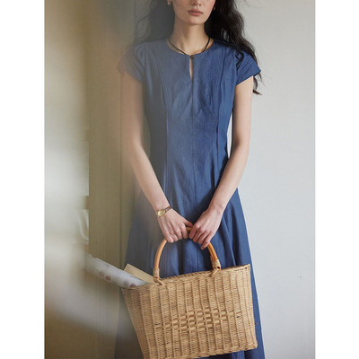 一粒扣圆领收腰气质显瘦连衣裙