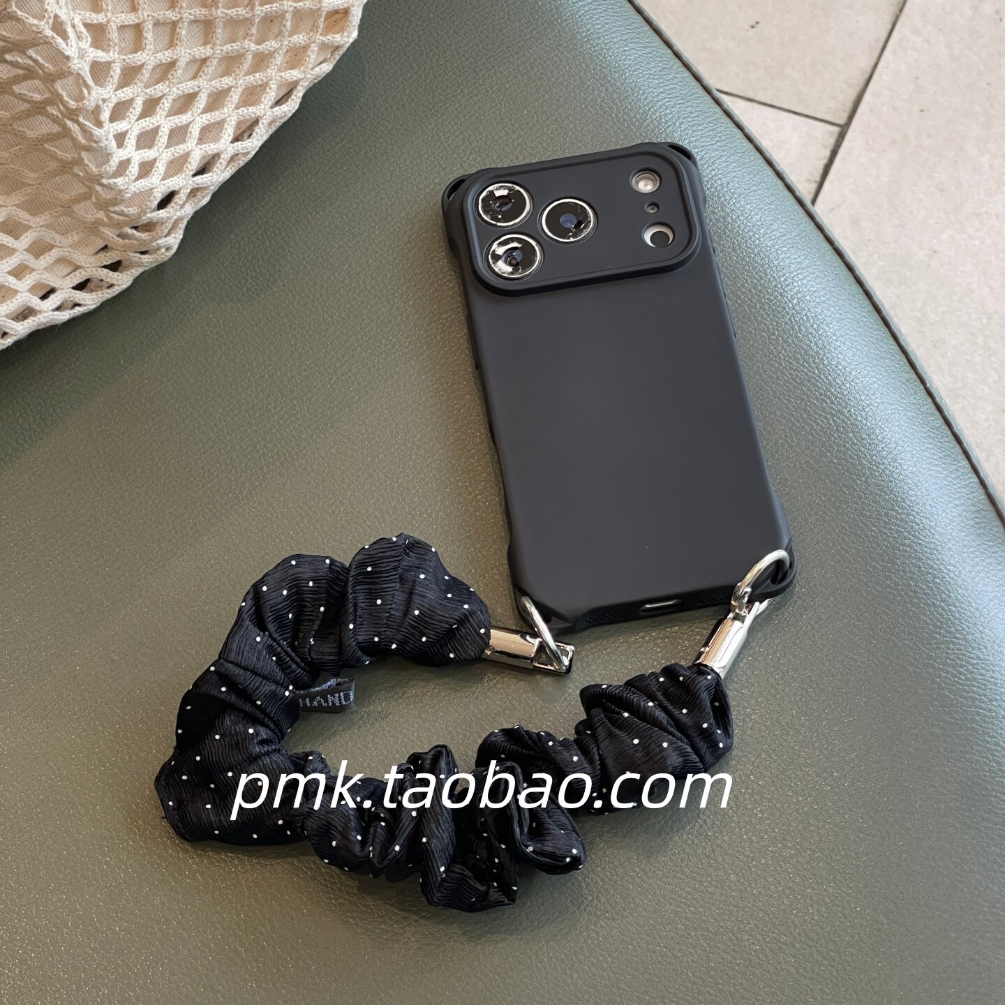高级黑色挂钩韩系小波点丝绸手链手腕带适用苹果17promax手机壳iphone16pro新链条18女款14简约15小众手提13