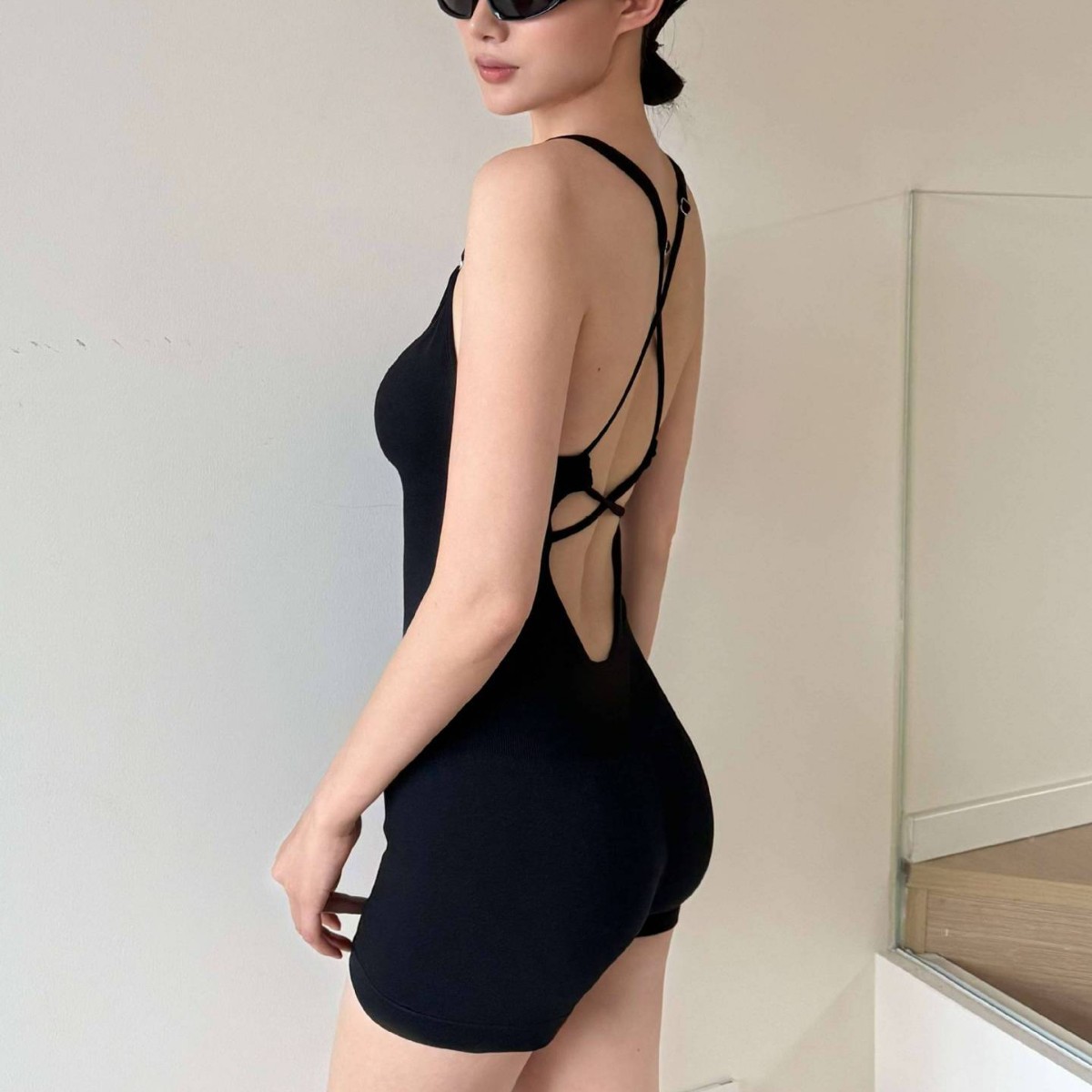 女连体健身紧身蜜桃显臀塑身提臀