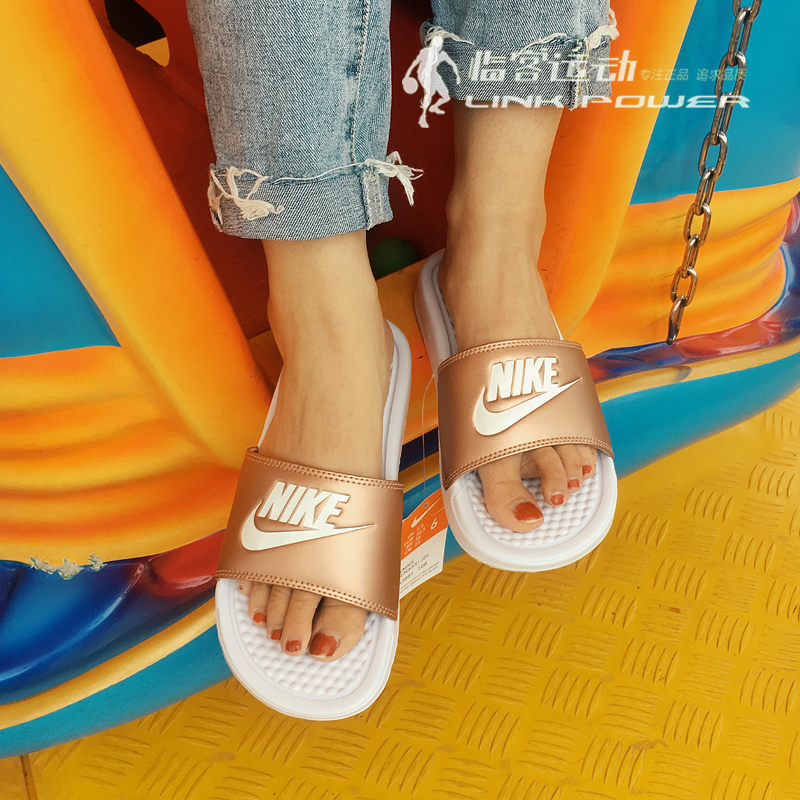 耐克Nike BENASSI JDI玫瑰金字母logo白金女款运动拖鞋343881-108