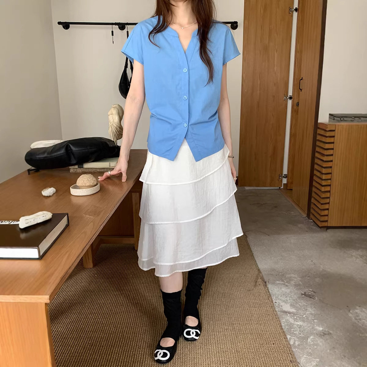 2026夏季新款韩系气质V领短袖衬衫女设计感后背绑带收腰开衫上衣