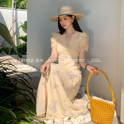 秀熙熙2026春新款高腰气质印花V领收腰显瘦连衣裙高级感长裙88550