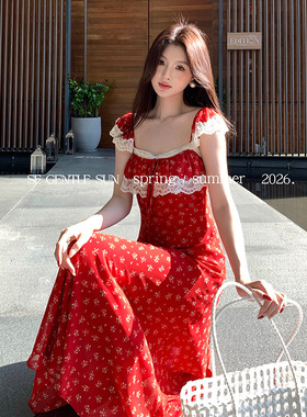 秀熙熙2026春季新款法式复古碎花蕾丝吊带度假风连衣裙长裙88562