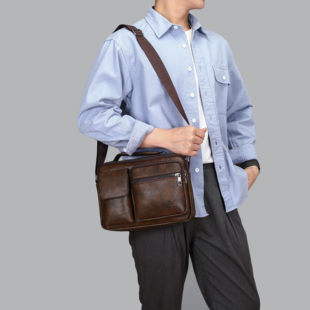 单肩包男斜挎轻便通勤邮差包机能风侧背包男款多功能休闲商务包包