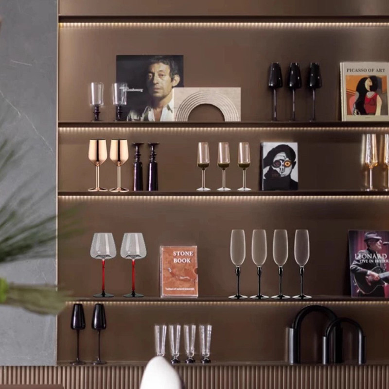 现代售楼处水吧台红酒杯葡萄酒杯书籍烛台仿真唱片组合装饰摆件