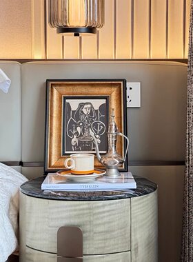 中古侘寂风样板床头柜边几咖啡杯酒壶实木挂画书籍组合装饰摆件