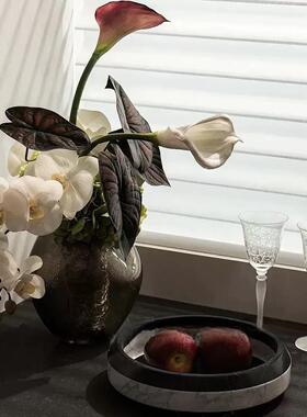 现代轻奢样板房厨房吧台桌面花瓶花束果盘红酒杯组合装饰摆件