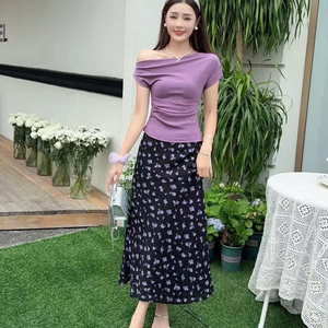 2026夏款时尚气质百搭一字肩短袖T恤女修身显瘦碎花半裙两件套装