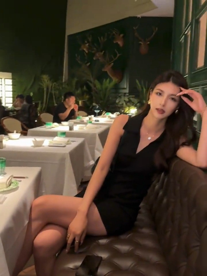 彩减龄2025冷淡系高级感海边度假赫本风宴会v领黑色无袖连衣裙