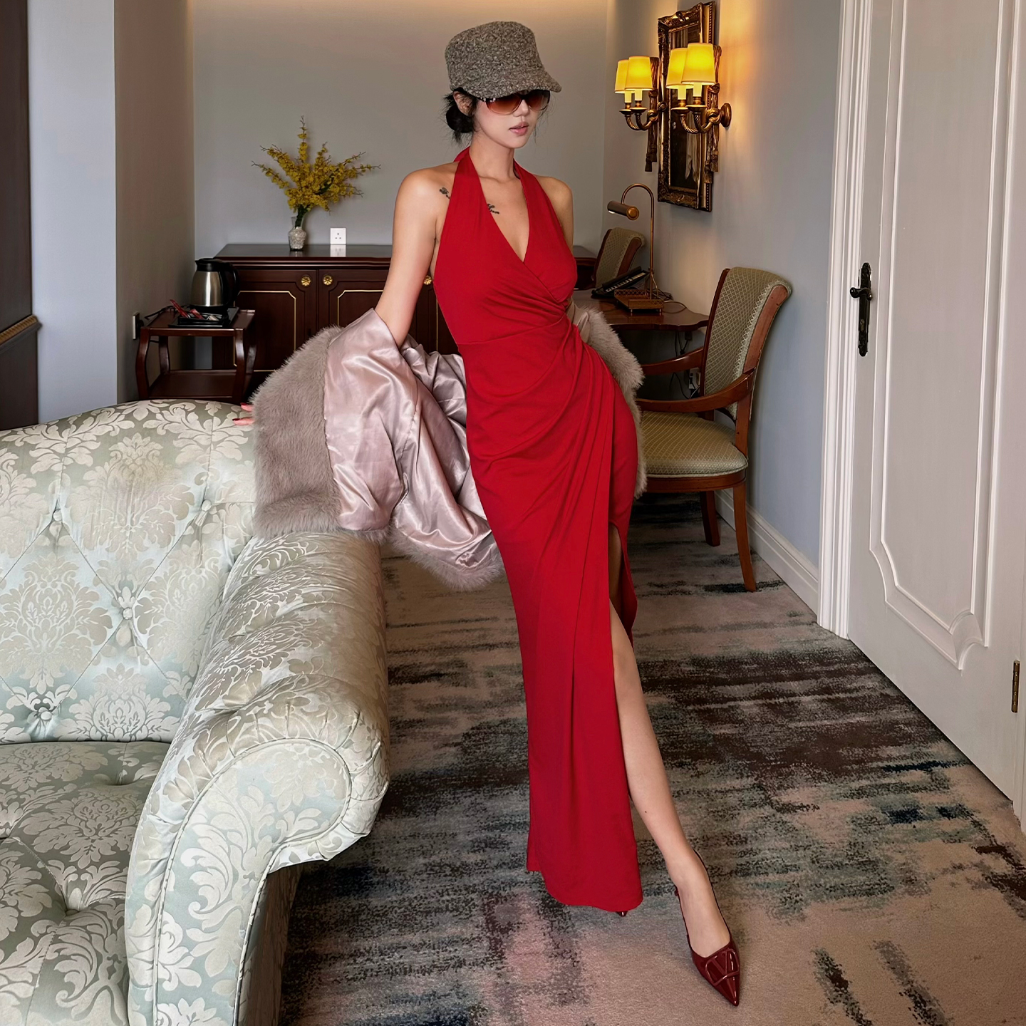 Kilonova性感气质开衩挂脖连衣裙