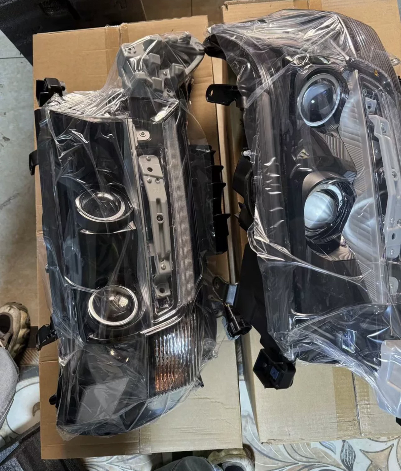 16-21款LC200高配大灯熏黑LED流光双透镜大灯总成