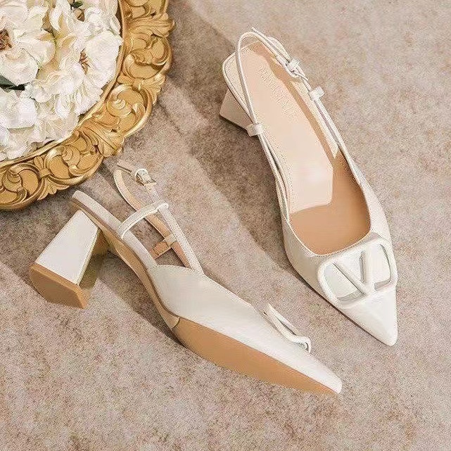 细跟浅口尖头镂空高跟凉鞋