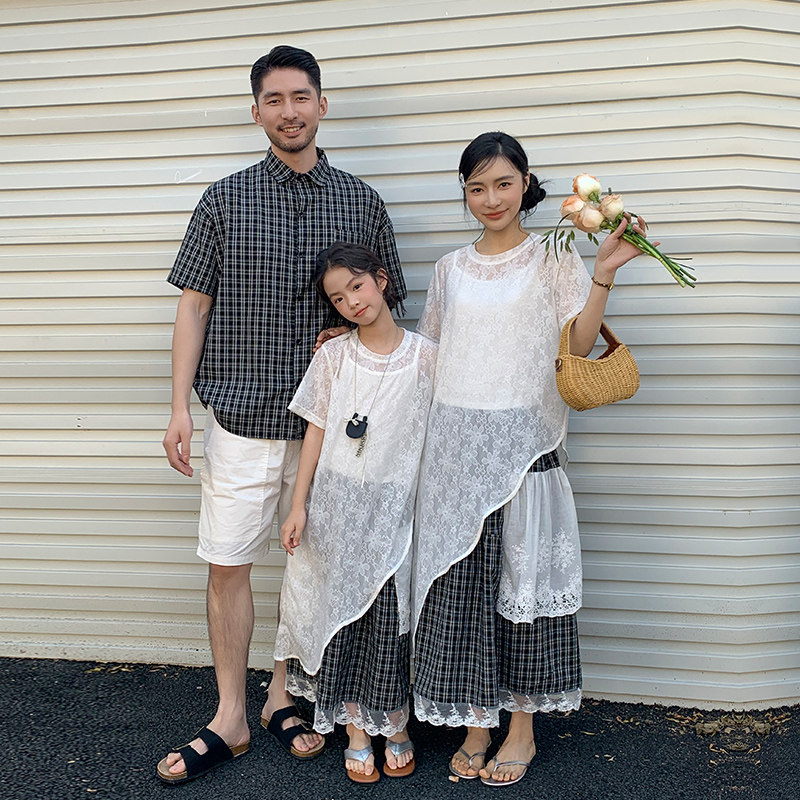 2026新款亲子装一家三口洋气小众日系格子拼接蕾丝连衣裙母女装潮